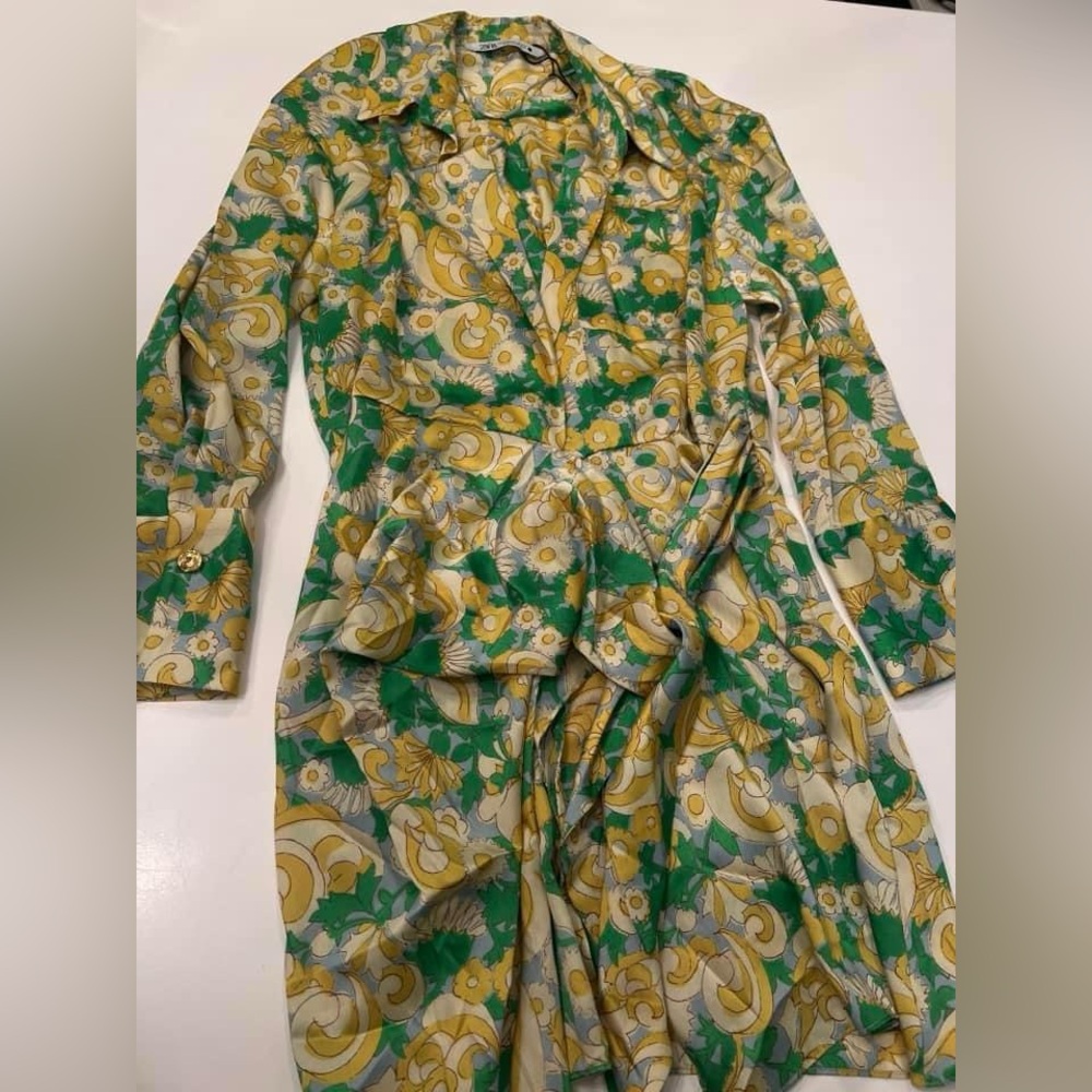 Zara mini wrap dress in M. Have only tried on. Runs a little short. $35